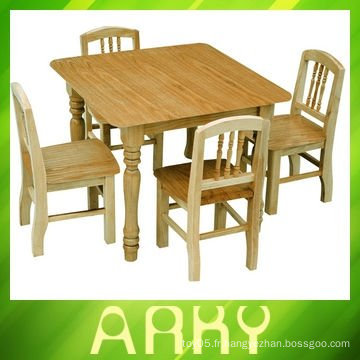 Table et chaises en bois de maternelle